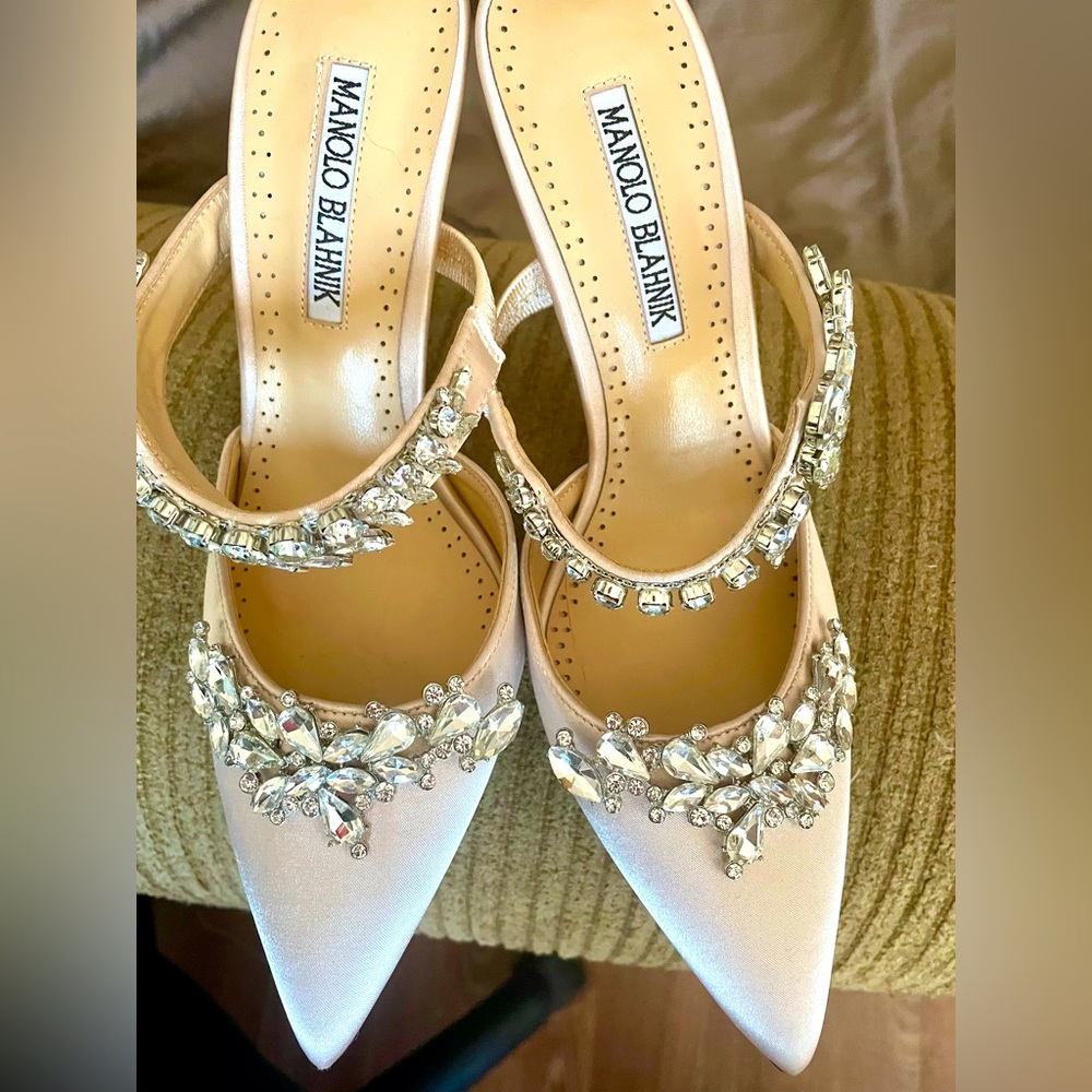 MANOLO BLAHNIK LURUM Champagne Satin Crystal Embellished Mules; size 6.5